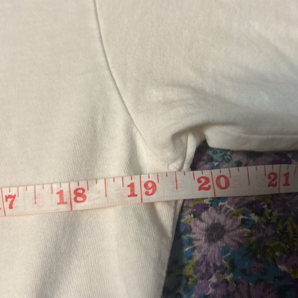 GAP Men’s Size Medium White V-Neck T-Shirt $18 - Picture 4 of 4